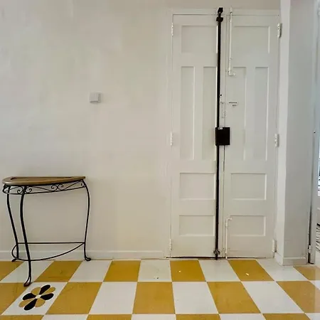 Elegant Escape, Steps To Balluta Bay, Sleeps 5 Appartement Sliema