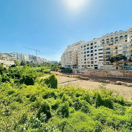 Elegant Escape, Steps To Balluta Bay, Sleeps 5 Appartement *