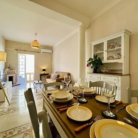 Appartement Elegant Escape, Steps To Balluta Bay, Sleeps 5