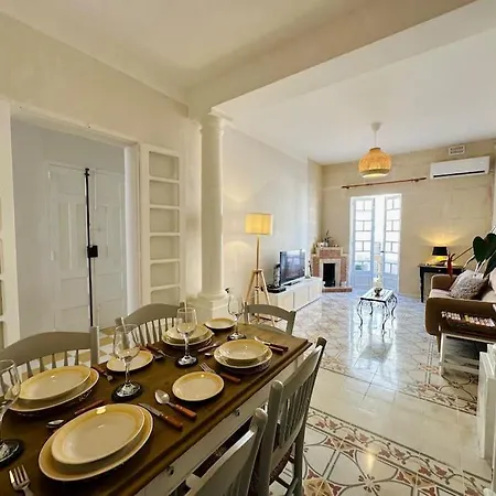 Appartement Elegant Escape, Steps To Balluta Bay, Sleeps 5 *