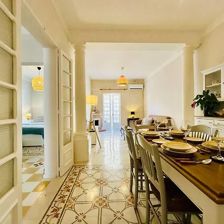 Elegant Escape, Steps To Balluta Bay, Sleeps 5 * Sliema