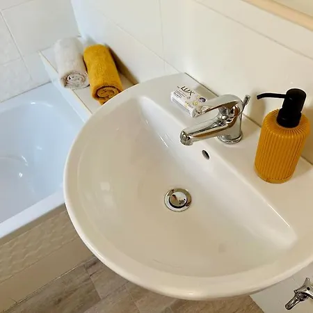 Elegant Escape, Steps To Balluta Bay, Sleeps 5 Appartement *