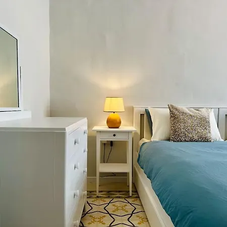 Elegant Escape, Steps To Balluta Bay, Sleeps 5 Appartement *