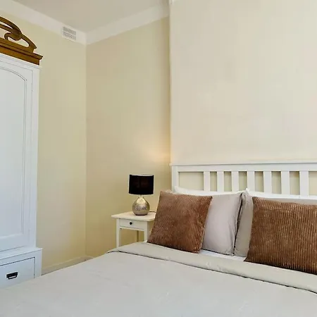Elegant Escape, Steps To Balluta Bay, Sleeps 5 Appartement Sliema