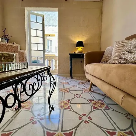Elegant Escape, Steps To Balluta Bay, Sleeps 5 아파트